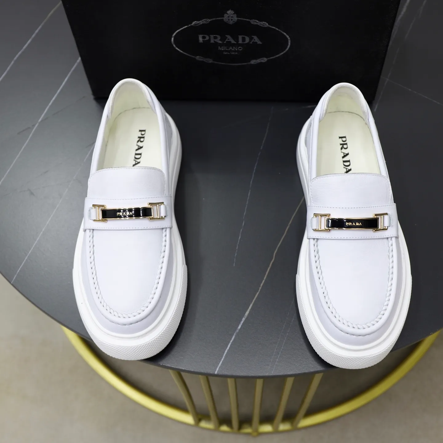 Ex-factory price: 500💰🙅‍♂️🙅‍♂️🙅‍♂️ Brand: PRADA Standard code: Men's code 38-44 (45 can be customized) Grade: Same style as the official website Original order quality Material: Original cowhide surface Comfortable lining Original outsole Style category: Men's fashionable casual leather shoes Distinguished big-name luxury elements Top luxury Color: Color of the actual picture